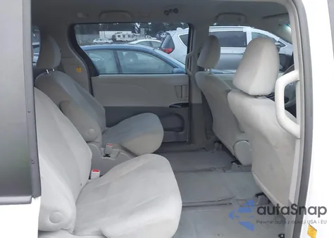 2012 Toyota Sienna Base 7 Passenger z USA, uszkodzony, nr VIN 5TDKA3DC1CS015992